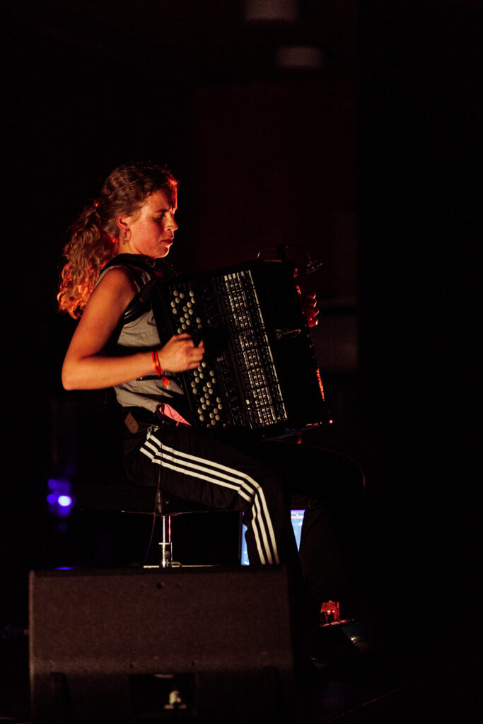 Shaking, joggling, pushing, pulling, and squeezing her accordion: Suzan Peeters. Image: Malik Beytrison